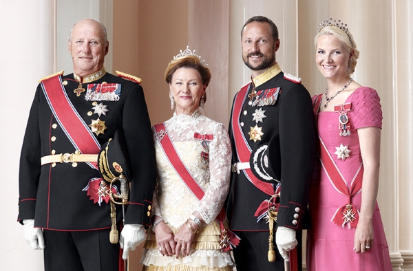 Norjan kuningasperhe, Kuningas Harald, kuningatar Sonja, kruununprinssi Haakon, kruununprinsessa Mette-Marit, kunniamerkit, kuninkaalliset, hovikirjeenvaihtaja