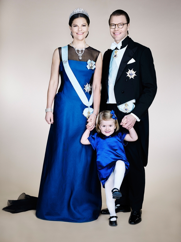 Ruotsin kruununprinsessa Victoria, prinssi Daniel ja prinsessa Estelle, virallinen muotokuva, potretti, Hovikirjeenvaihtaja